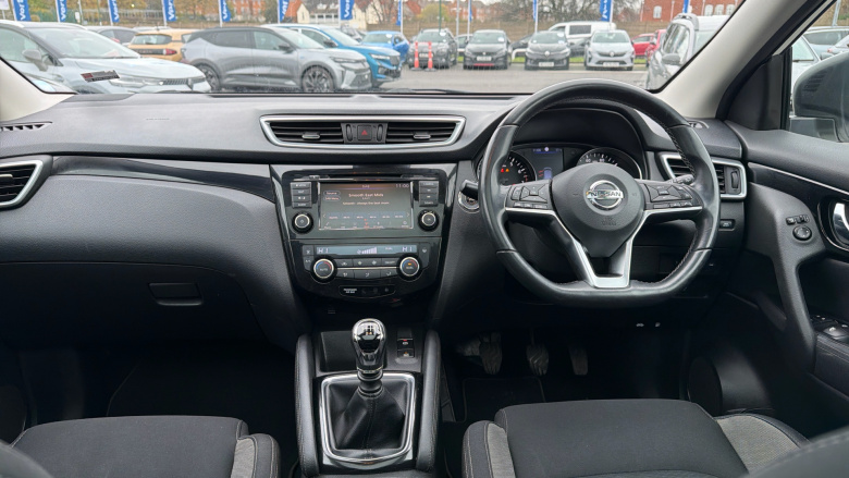 Nissan Qashqai 1.3 DiG-T N-Connecta 5dr [Glass Roof Pack] Petrol Hatchback